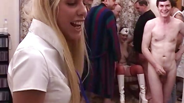 Ny blonde tia firaisana anal dia voasazy amin'ny firaisana telo