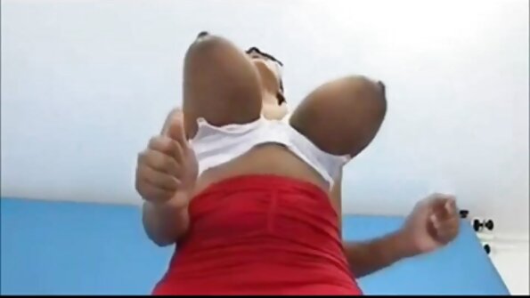 Vehivavy brunette sexy miaraka amin'ny tarehy tsara tarehy no mipetraka mba hanao asa